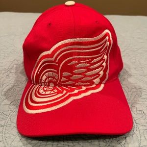Vintage 90’s Detroit Red Wings snap back hat.